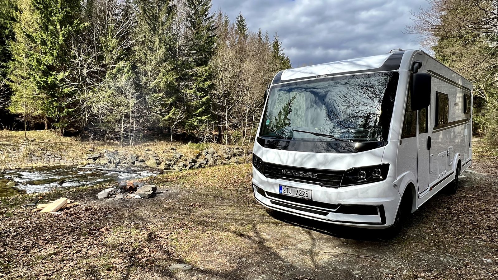 Integrovaný obytný vůz Weinsberg CaraCore 650 MEG v lese
